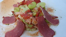 Salade de féves à la tomate et magret de canard