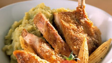 Côte de porc panée au pain d'épice et sa purée de pois cassés