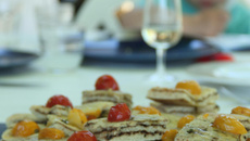 Focaccia marbrée aux olives et aux tomates