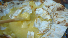 Camembert coulant à la braise de barbecue