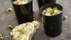 Verrine de fromage fouetté Madame Loïk crabe asperges et noix de cajou torréfiées