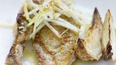 Suprême de pintade, céleri rôti et condiment pomme et gingembre