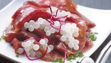 Perles des sous bois, carpaccio de bœuf et pousses de betterave