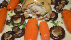 Moelleux de volaille fermière farci aux champignons, sauce morilles et carottes de Créance à la crème