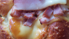 Pain brioché au lardon et emmental