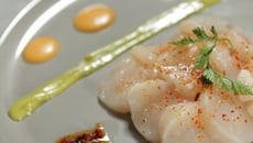 Saint-Jacques raidies, tartare d'avocat et papaye au piment d'espelette