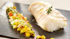 Dos de cabillaud à la vapeur et ratatouille de maïs