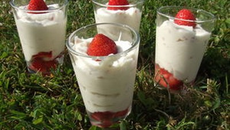 Mousse blanche aux éclats de fraises