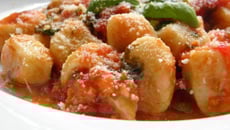 Quenelles de ricotta à la tomates, basilic & persil