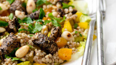 Dés d'agneau au thé kashmir et salade aux fruits secs