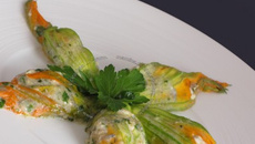 Fleurs de courgettes farcies au Roquefort et à la brousse