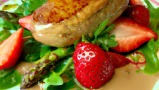 Foie Gras poêlé, Aperges Vertes en Vinaigrette de Fraises