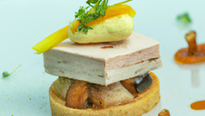 Terrine de foie gras, truite fumée, champignons et poires