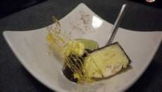 Mousse de mangue en coque de chocolat surprise