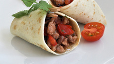 Petits chaussons de tortillas à l'agneau, tomate, oignon rouge et coriandre