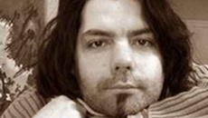 Poire pochée aux épices, tuile de sésame grillé