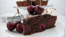 Gâteau au chocolat, aux cerises et aux amandes