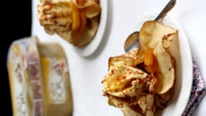 Aumônières de crêpes aux pommes caramélisées et crème glacée Carte d'Or® façon glacier saveur crème brûlée