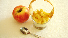 Verrine de pommes caramélisées, mousse de miel sur lit de macarons