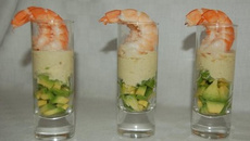 Verrines d'avocat, crème de gingembre et crevettes