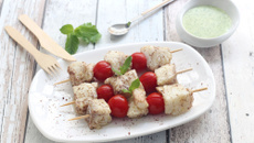 Brochettes de poisson, chutney à la coriandre