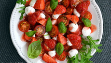 Salade de tomates, fraises et mozzarella, sauce fraises-citron vert