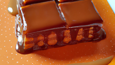Carré feuilleté ganache chocolat, sauce caramel
