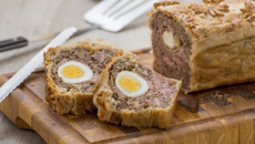 Pain de viande en croûte aux œufs