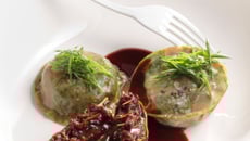 Grosse raviole en imprimé d’herbes farcie d’efloché de bœuf dans la poire et foie gras, jus de braisage parfumé aux agrumes