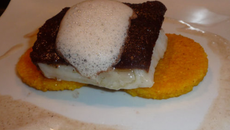 Dos de cabillaud en croûte de noix cacaotée, petites galettes de semoule au potimarron, émulsion pain d'épices