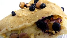 Crêpe à la farine de châtaigne fourrée à l'abricot, la myrtille et la noisette