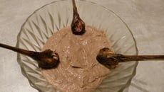 Mousse au chocolat au lait et croustillant praliné