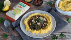 Polenta végétarienne aux lentilles vertes, champignons de Paris et épinards