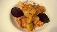 Risotto à la betterave  St Jacques et gambas snackées et croustillants de betterave
