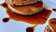 Escalopes de foie gras poélées sur tarte Tatin sauces au vieux porto et cacao