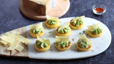 Bouchées de polenta, crème d'avocat et Beaufort