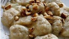 Gnocchi de pommes de terre sauce au fromage fondu et noisettes