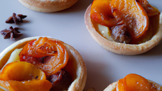 Tartelettes aux pommes râpées, cannelle et abricots secs