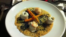 Surprise de risotto vert, sole en rouge et noir