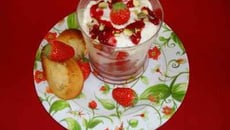 Verres gourmands aux fraises et à la mousse de faisselle, madeleines au citron