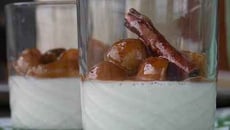 Pana cotta à la cardamone et sa compotée de mirabelles à la canelle