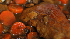 Mijoté de filet mignon aux pruneaux et légumes confits