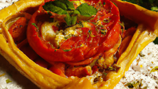 Tarte feuilletée à la tomate et à la moutarde
