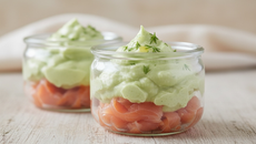 Verrines de truite fumée et son espuma d'avocats