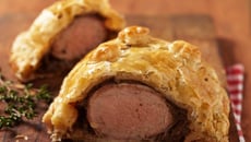 Filet mignon en croûte à la poitrine fumée et moutarde de Dijon