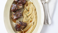 Rognons de génisse à la sauge, poitrine fumée et purée de lentilles corail