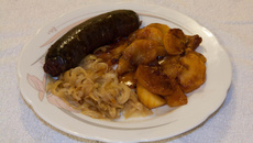 Pomme Pompidou flambée au calvados accompagné de son boudin noir et sa compotée d'oignons