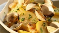 Salade de pommes de terre au jus de coques