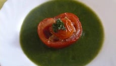 Velouté de laitue, tomate farcie aux lardons