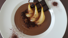 Poires tiramisu sur son coulis de chocolat noir